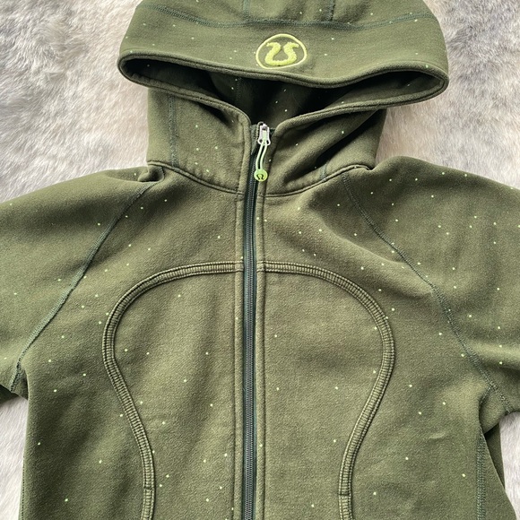 Lululemon scuba hoodie can’t find size fits like a sz 6/8 medium. - Picture 2 of 2